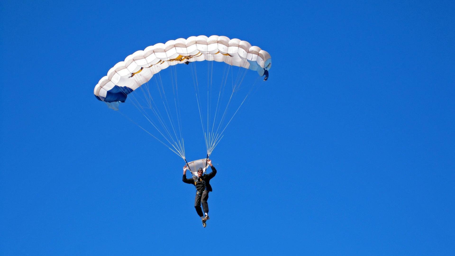 篮球进校园成果展示会举行学生团队配合赢得观众掌声,学校篮球比赛开幕式致辞