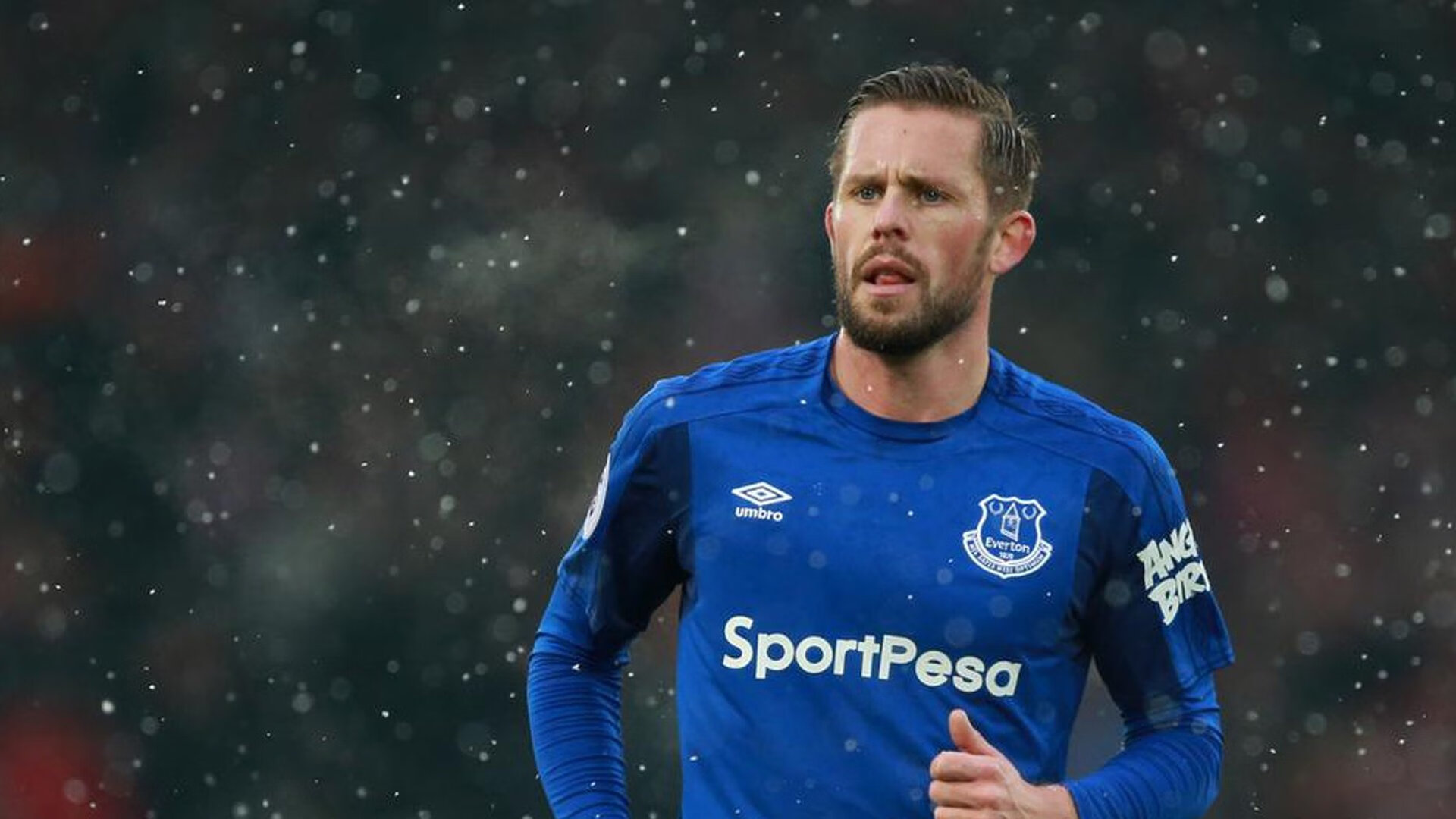 九游娱乐官网 (jiuyou)-C罗赛后在球场中央独自默哀致敬传奇，c罗出战